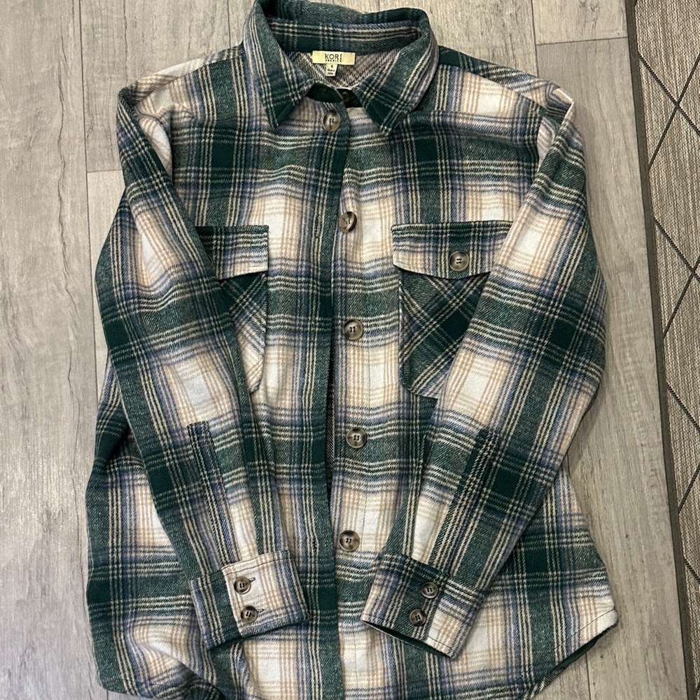Shacket with pockets!! Green and White Plaid